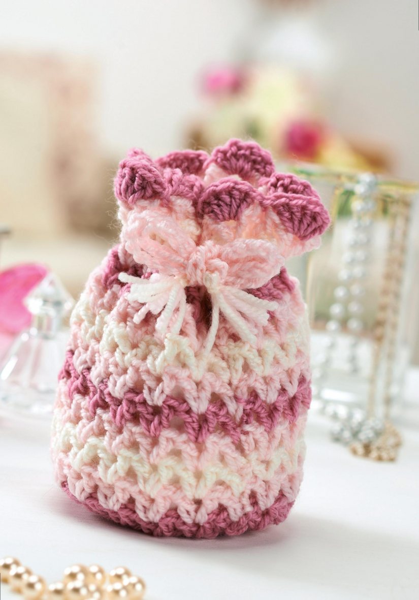 Pretty crochet drawstring bag Crochet Pattern