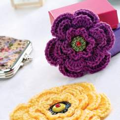 Layered crochet flower brooch