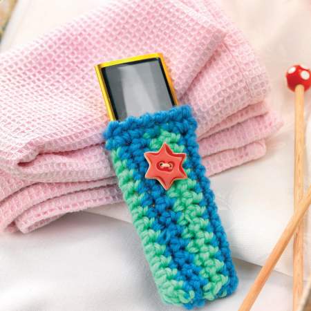 Crochet iPod buttoned cosy